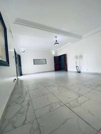 Bel appartement à la Sicap Foire