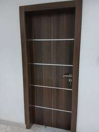 Porte intérieure bois marron foncé design moderne