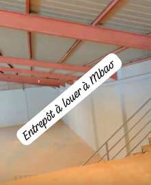 Entrepôt avec mezzanine à louer à Mbao