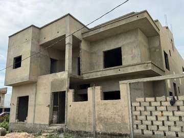 Villa de 300m2  r+1 en finition