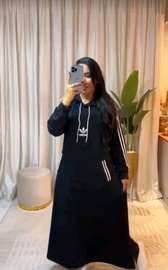 Robe longue sweat noire capuche poches confort