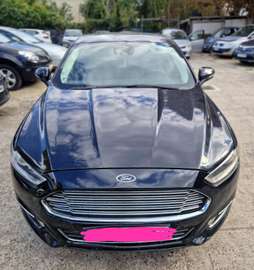 Ford Mondeo noire berline fiable et élégante