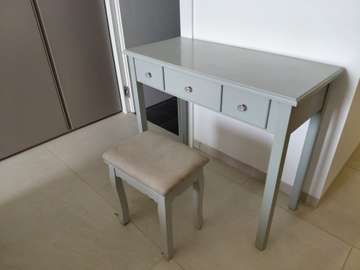 Coiffeuse moderne gris clair 3 tiroirs avec tabouret