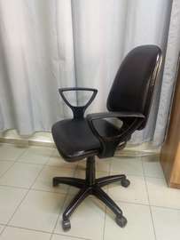 Chaise bureau noire similicuir pivotante réglable