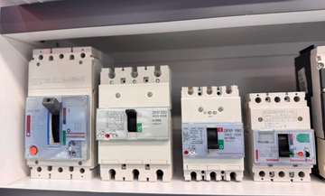 Disjoncteurs robustes Merlin Gerin DPX 250 et 160
