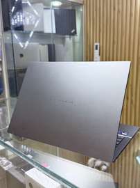 Asus Zenbook Ultra 9 1To RAM32 GPU 16Go intel arc 140T