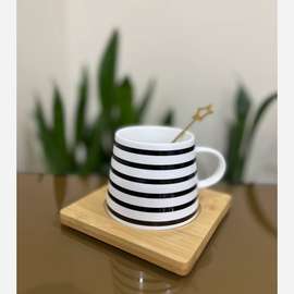 Tasse rayée céramique avec sous-plateau bois naturel