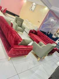 Ensemble canapé velours rouge et fauteuils gris clair