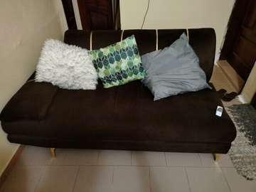 Canapé moderne marron compact avec 3 coussins déco