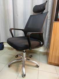 Chaise de bureau ergonomique noire avec appui-tête