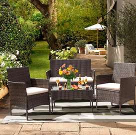 Salon de jardin de 4 places avec table basse en verre