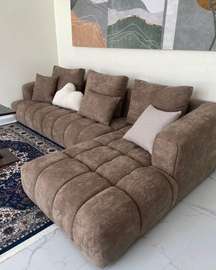 Canapé d'angle moderne gris clair avec pouf orange