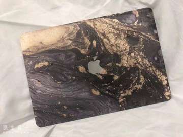 Coque MacBook effet marbre noir et or rigide