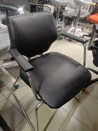 Chaise visiteur bureau noir similicuir accoudoirs