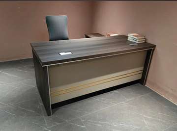 Bureau moderne gris foncé avec chaise ergonomique