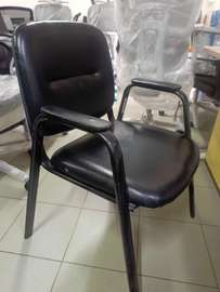 Chaise bureau noire similicuir accoudoirs robuste