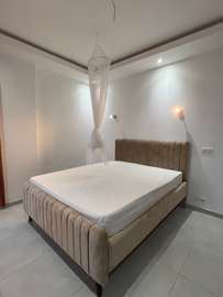 Lit double + matelas orthopédique + 2 tables de chevet