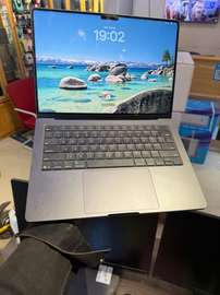 MacBook Pro 14  M5 / 16GB / 512 SSD