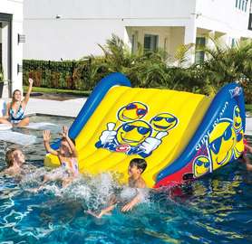 Aire de jeux aquatique gonflable avec glissade