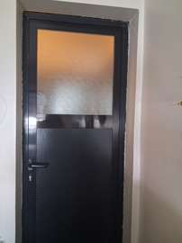 Porte intérieure noire alu vitre sablée standard