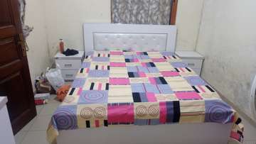 Lit queen size avec commodes, coiffeuse et miroir