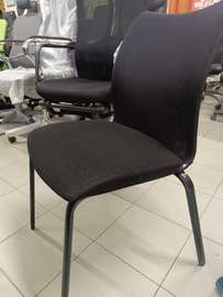 Chaise visiteur bureau noire tissu métal stable