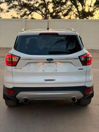 Ford SCAPE SUV blanche espace  polyvalent