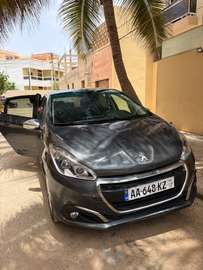 Peugeot 208 compacte gris foncé maniable et économique