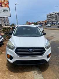 Ford SUV compact blanc maniable et confortable
