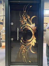 Porte d'entrée design noir motif doré sécurisée