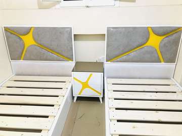 Ensemble lits jumeaux blanc gris jaune avec table de nuit