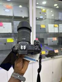 Canon R 4K UHD 30,3 mega pixels + 24-105mm