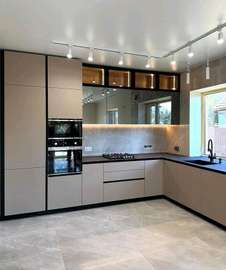 Cuisine moderne équipée design épuré plan noir LED