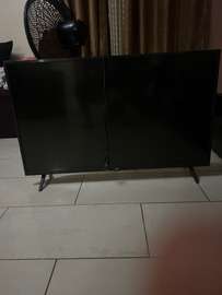 Télévision LED 43" Full HD écran lumineux noir