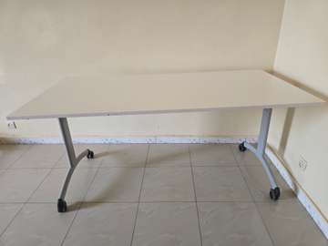 Table pliable et démontable avec roues