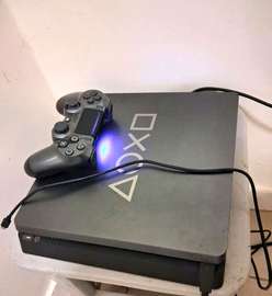 Sony PlayStation 4 Slim noire avec manette DualShock 4