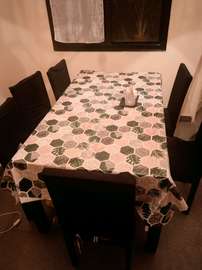 Table avec six chaises