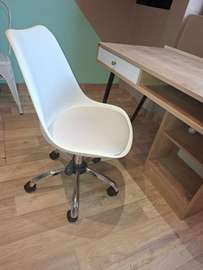 CHAISE BLANCHE AVEC ROUES