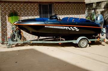 Bateau gonflable 4 places bleu-orange avec rames et gilets