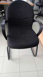Chaise de bureau noire confortable avec accoudoirs