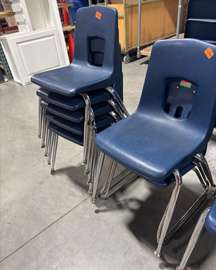 Chaises en plastique et chaises de bureaux