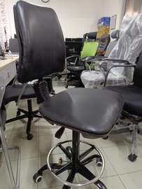 Chaise de bureau réglable noire avec accoudoirs