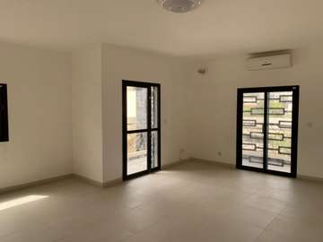 Appartement lumineux avec climatisation et grandes fenêtres