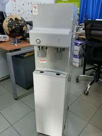 Distributeur d'eau sur pied blanc froid et chaud