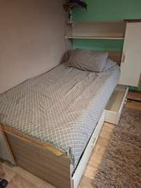 2 lits - tables de chevet - matelas