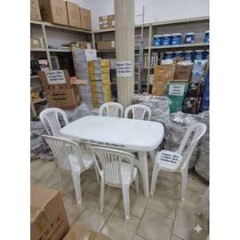 Table Rectangulaire et 6 Chaises en Plastique