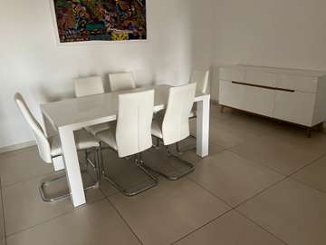 Table, 6 chaises et buffet assorti