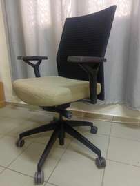 Chaise bureau ergonomique beige noir pivotante