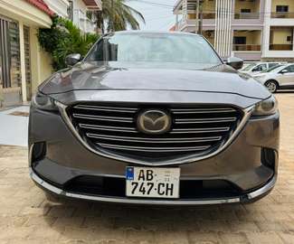 Mazda CX-9 SUV gris métallisé spacieux