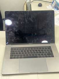 MacBook Pro 15 pouces Gris Sidéral Puissant et Fiable